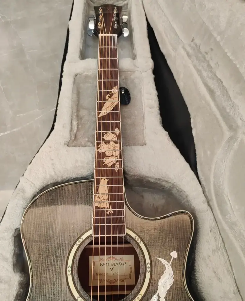 Manche de guitare folk avec rosace et incrustations