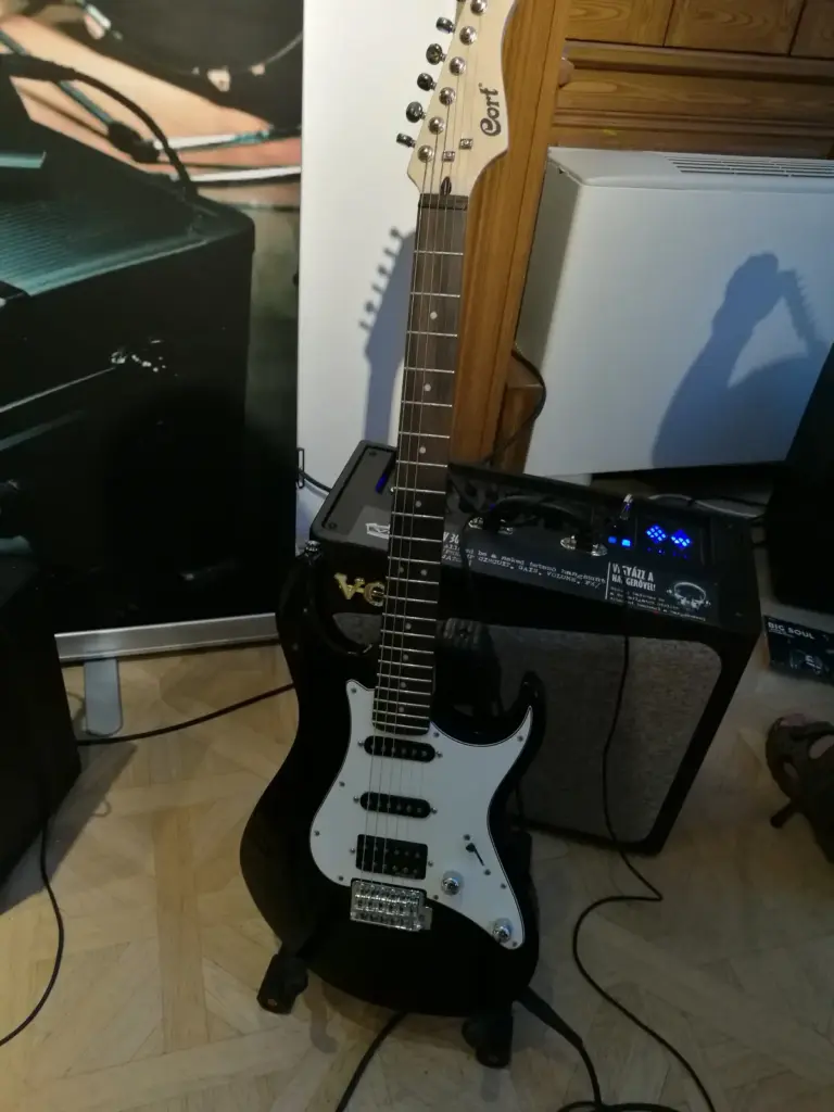Guitare électrique Cort de type superstrat noire