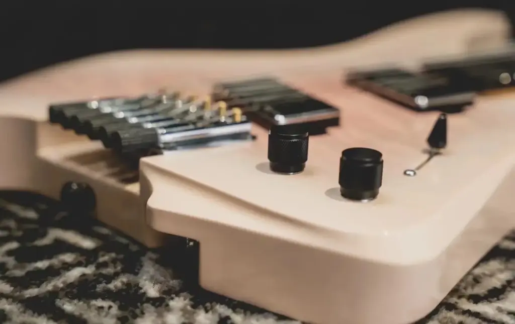 Détail du chevalet multiscale d une guitare moderne