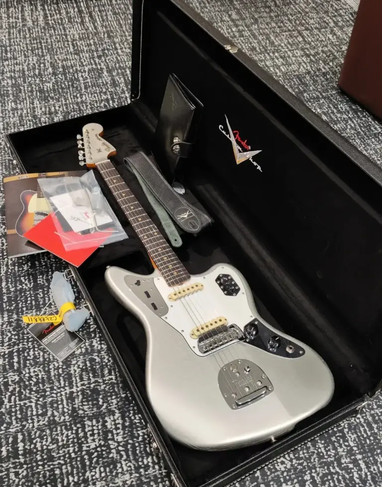 Fender Jaguar argentée Custom Shop dans son étui
