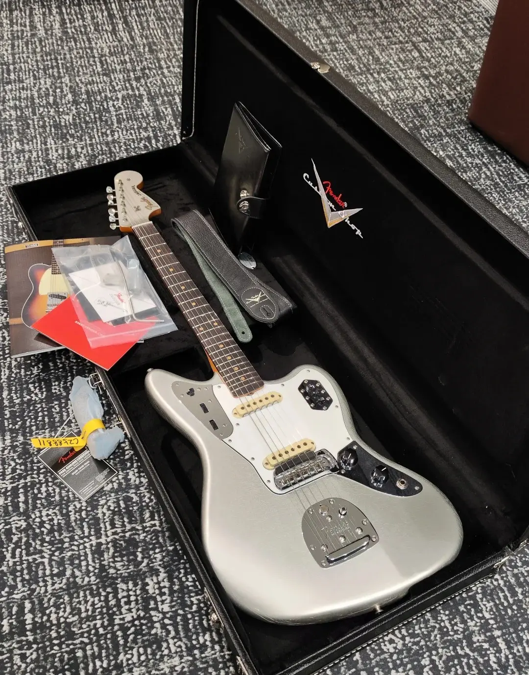 Fender Jaguar argentée Custom Shop dans son étui