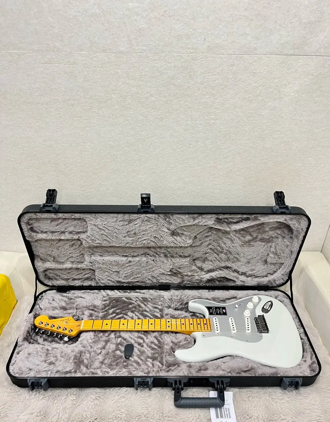 Fender Stratocaster American Ultra blanche dans son étui