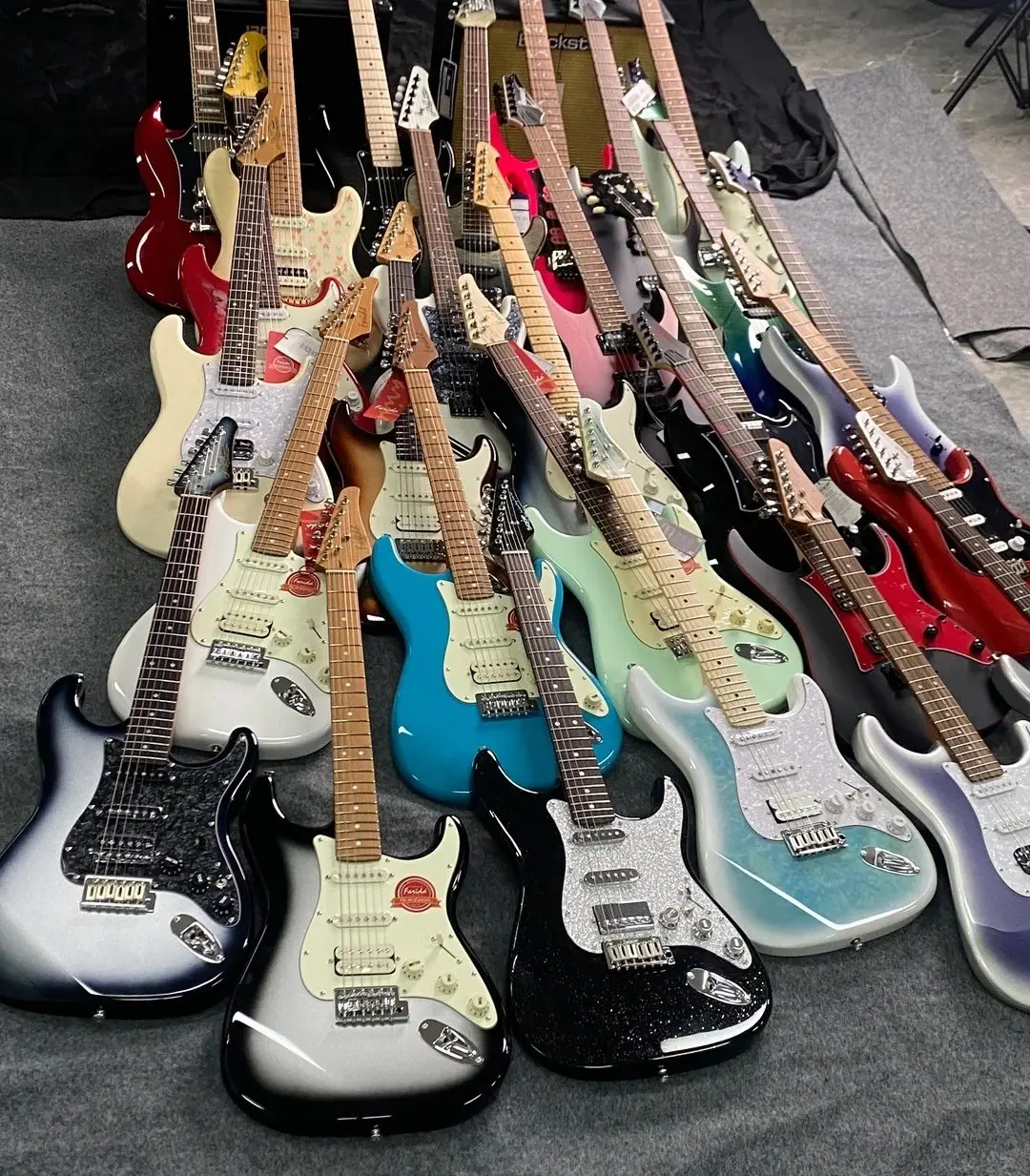 Collection de guitares électriques de type Stratocaster alignées