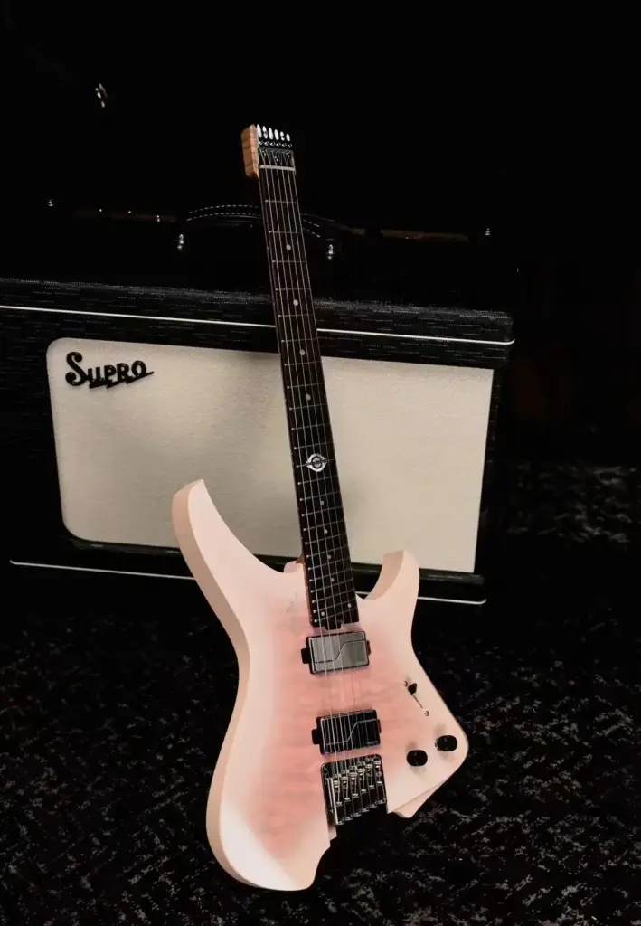 Guitare électrique headless sans tête de couleur rose