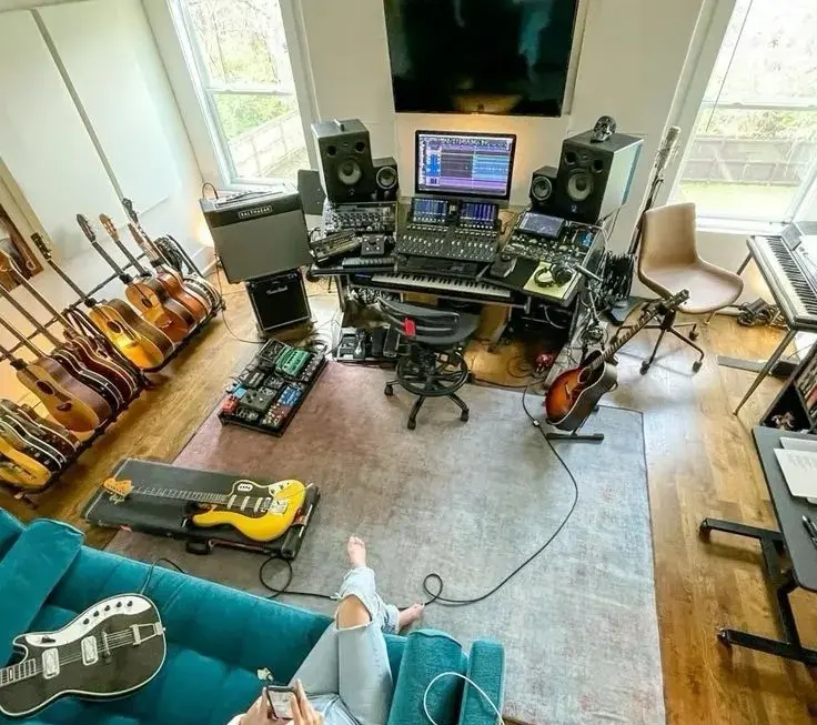 Home studio d'enregistrement avec guitares et matériel