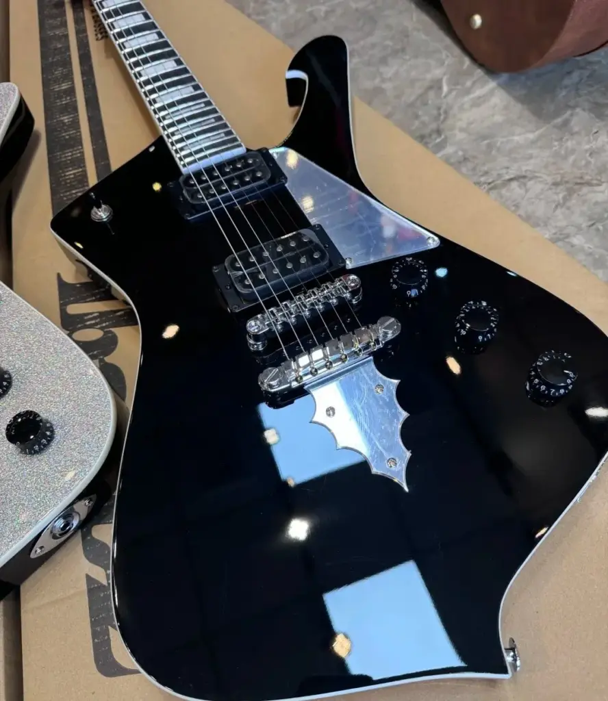 Ibanez Iceman noire à accastillage chromé
