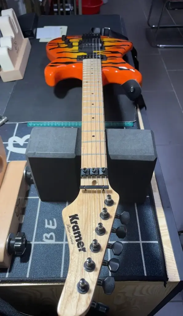 Guitare électrique superstrat pointue façon métal années 80