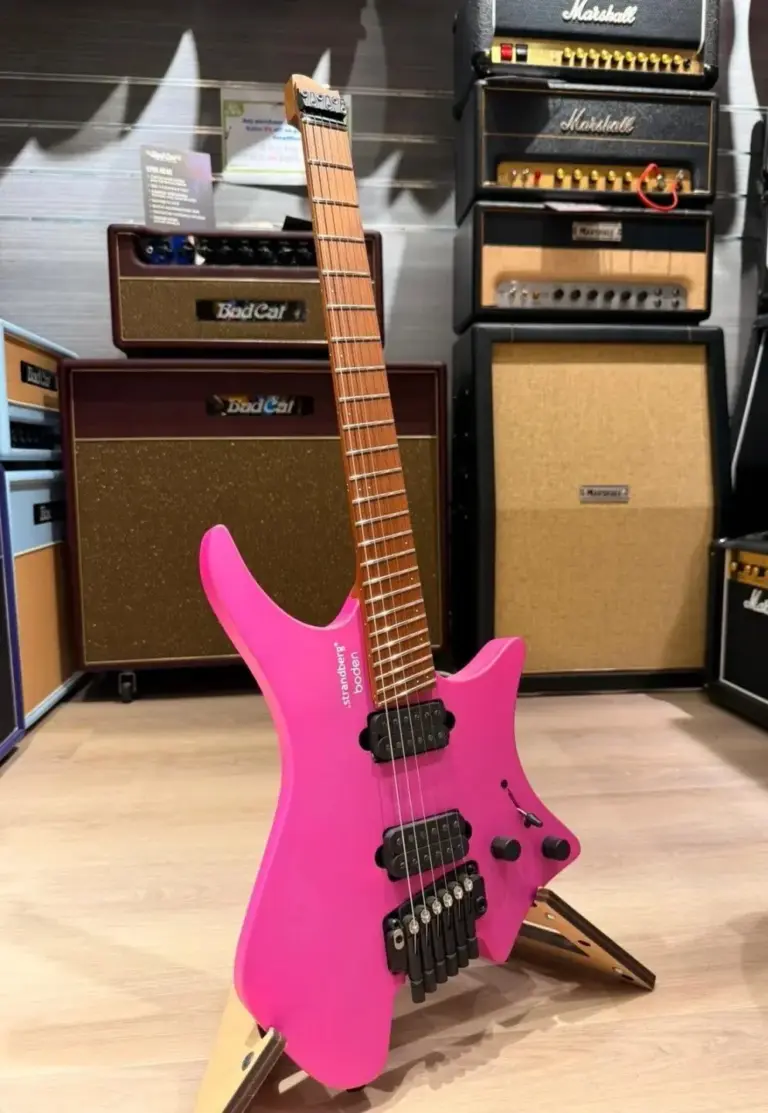 Strandberg Boden devant un mur d'amplis Marshall