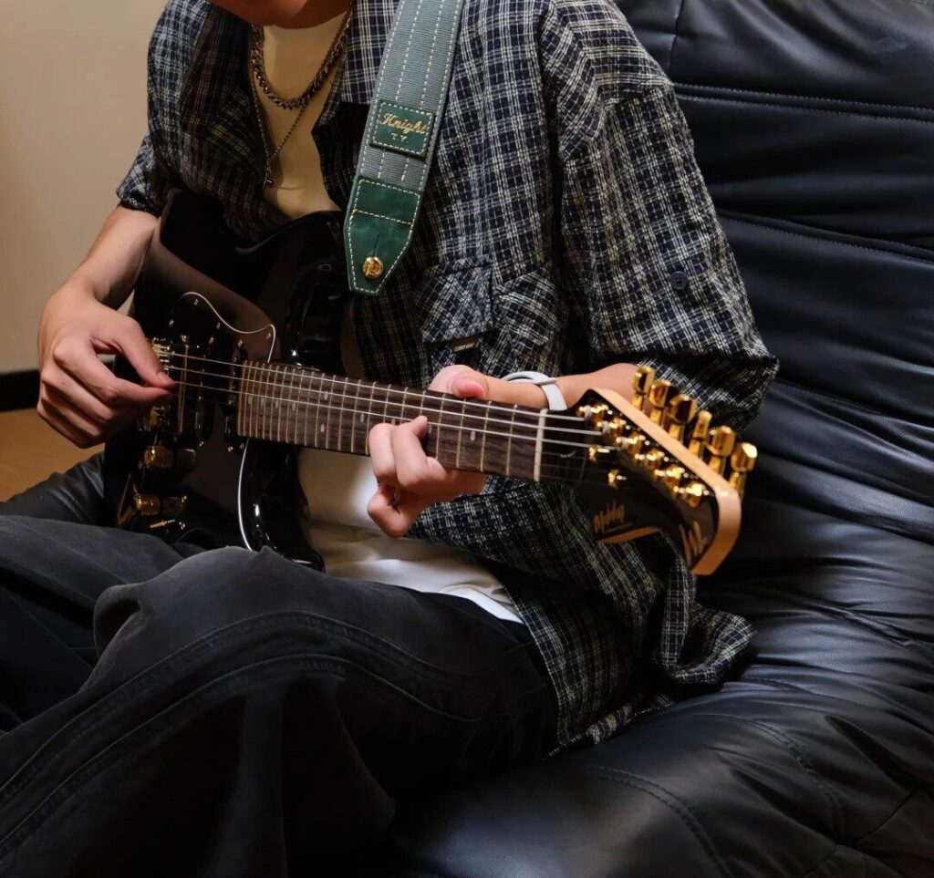 Teddy Aribo jouant de la guitare électrique
